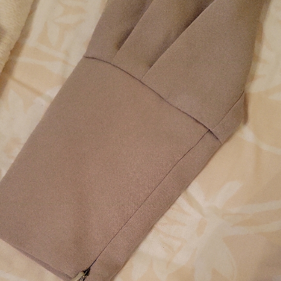 NEW Essue Ruffle Blouse - Picture 4 of 6